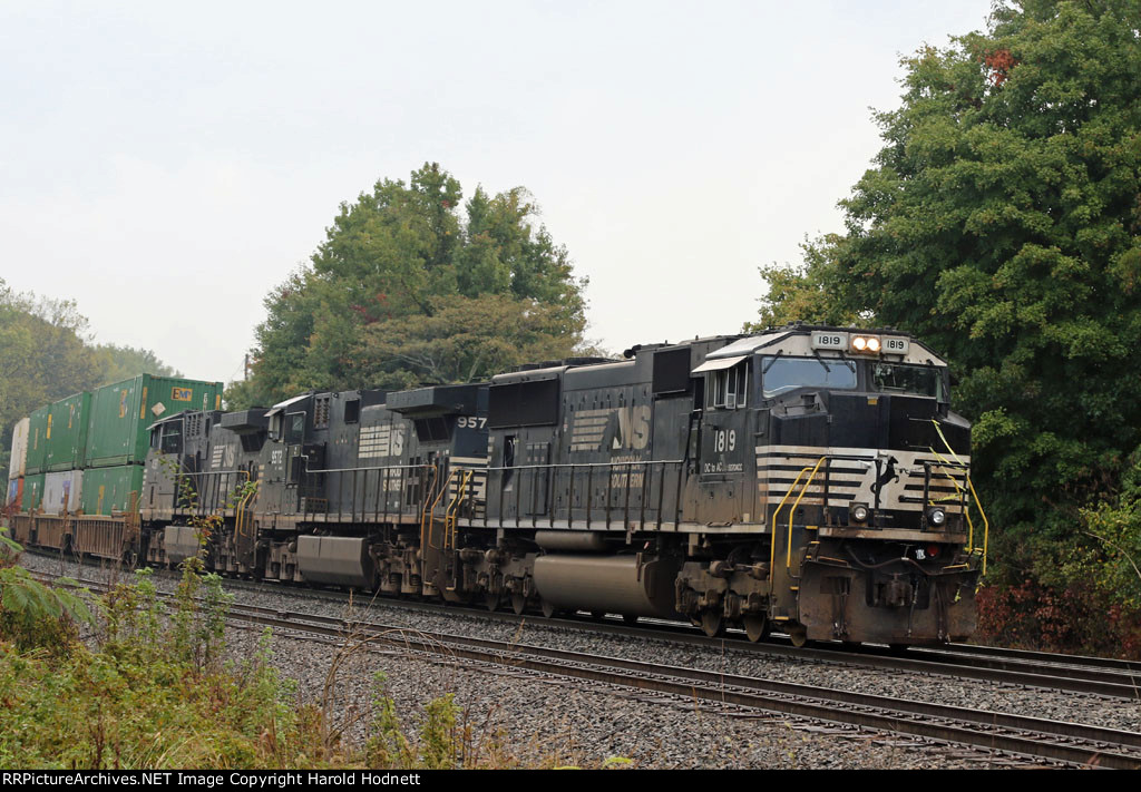 NS 1819 leads train 218 southbound
